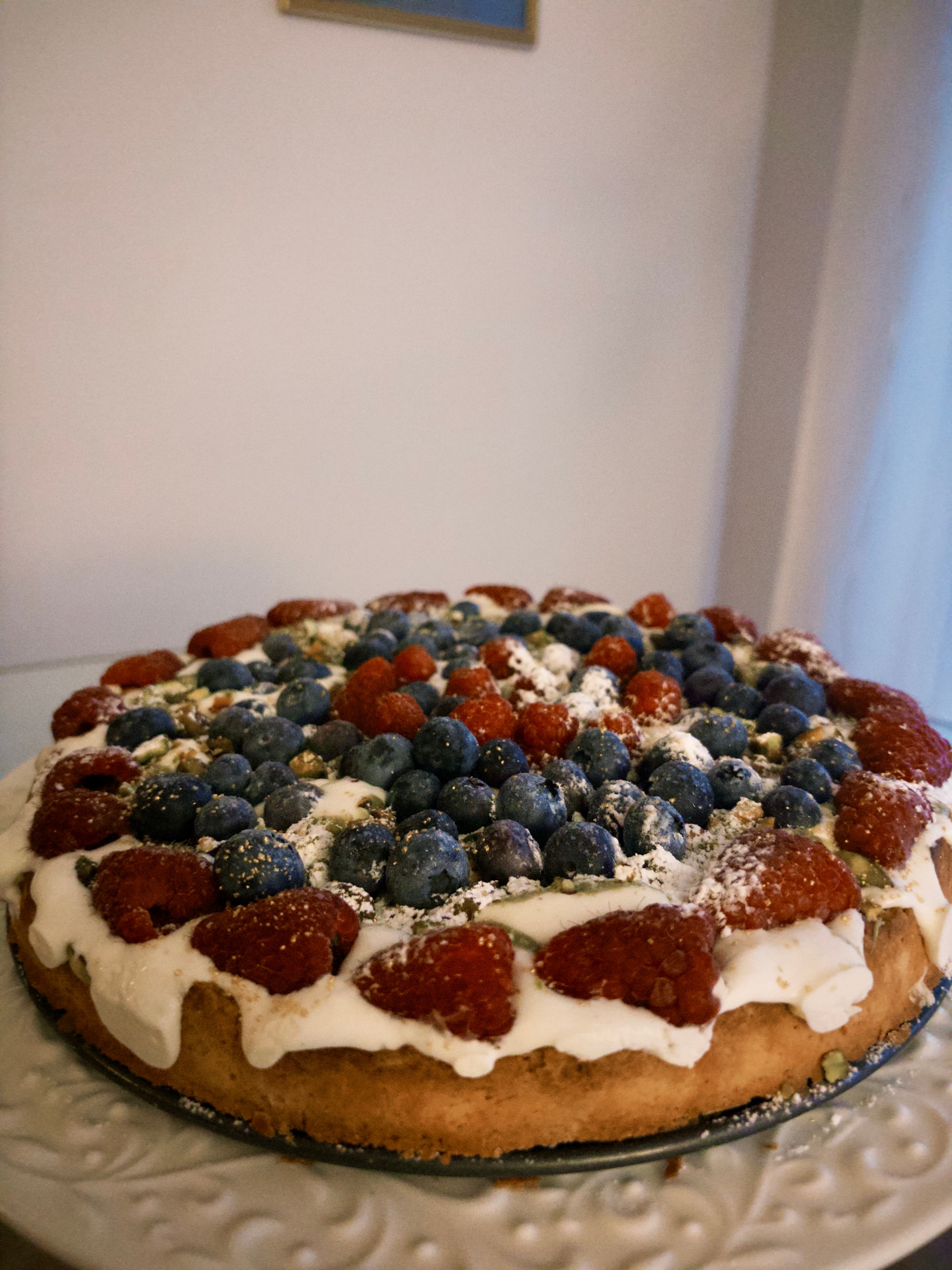 Fruit tart with cream filling